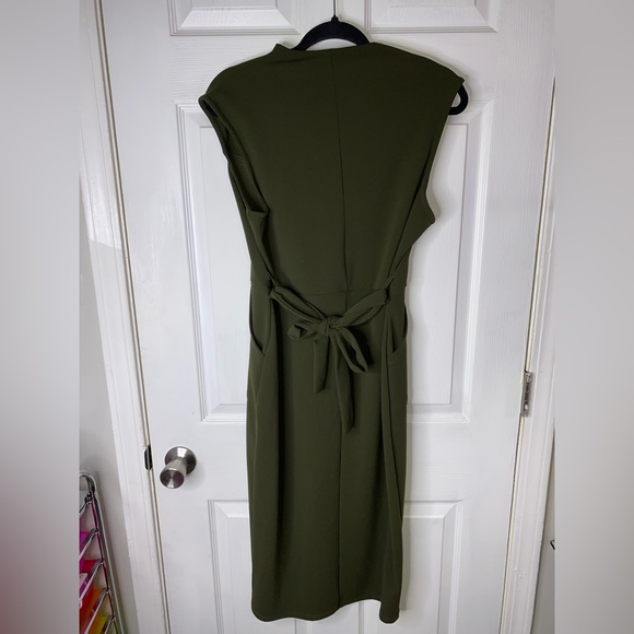 Girlies this dress gives me powerful woman vibes for work or business dinners - Picture 2 of 4